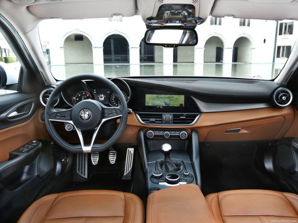 双重礼遇: 阿尔法·罗密欧 giulia veloce 2.