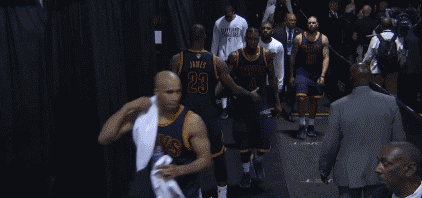 赛后球员通道,詹姆斯击掌鼓励队友